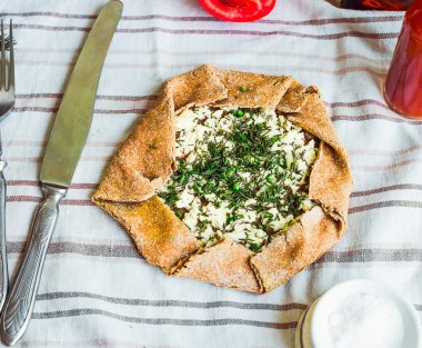 Çavdar keçi peyniri ve otlar, taze domates, üstten görünüm ile bisküvi