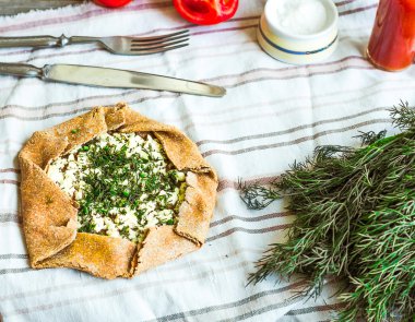 Çavdar keçi peyniri ve otlar, taze domates, üstten görünüm ile bisküvi