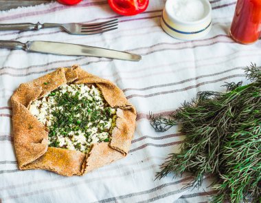 gevrek çavdar bisküvi keçi peyniri ve otlar, taze tomat ile pişmiş