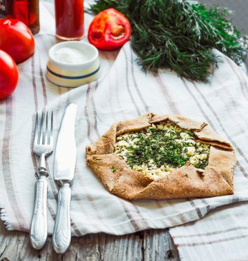 gevrek çavdar bisküvi keçi peyniri ve otlar, seçici f ile pişmiş