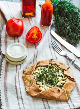 gevrek çavdar bisküvi keçi peyniri ve otlar, taze tomat ile pişmiş