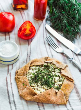 gevrek çavdar bisküvi keçi peyniri ve otlar, taze tomat ile pişmiş
