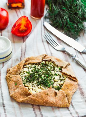 gevrek çavdar bisküvi keçi peyniri ve otlar, taze tomat ile pişmiş