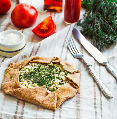 gevrek çavdar bisküvi keçi peyniri ve otlar, taze tomat ile pişmiş