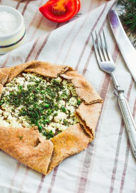 gevrek çavdar bisküvi keçi peyniri ve otlar, taze tomat ile pişmiş