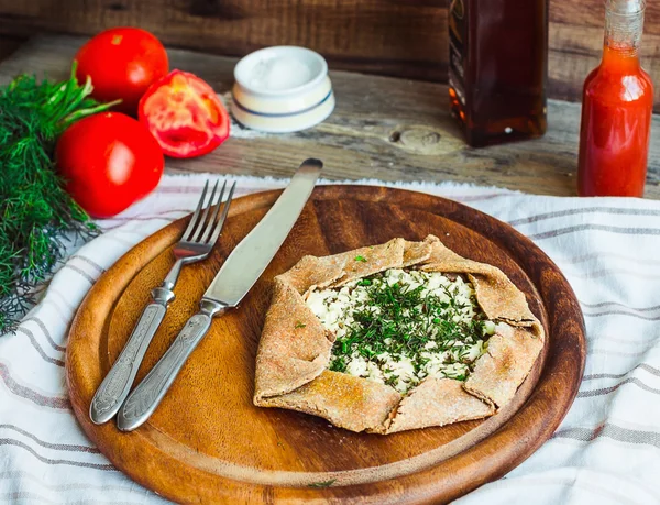 gevrek çavdar bisküvi keçi peyniri ve otlar, taze tomat ile pişmiş