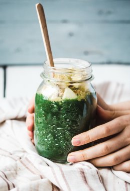 elma, armut, ıspanak ve spirulina ile taze yeşil smoothie