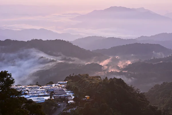 Berg met mist — Stockfoto