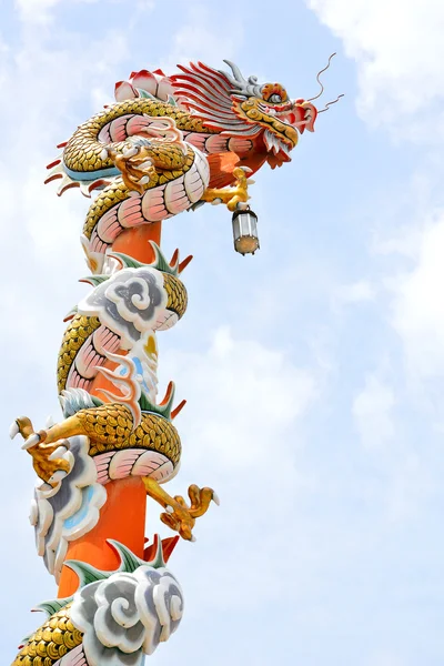 Çince ejderha heykeli
