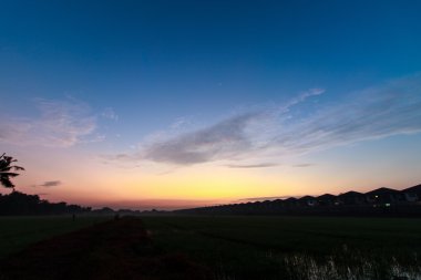 Çim ve landscap gökyüzü günbatımı