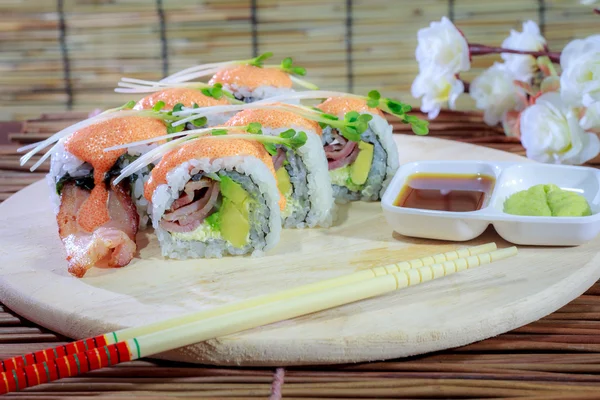 Zrobić roll sushi w domu simple — Zdjęcie stockowe