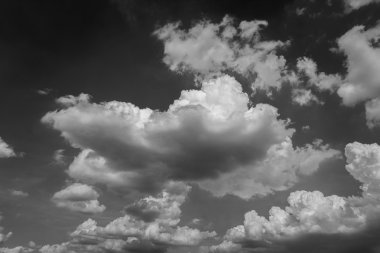 Arka plan parlak mavi gökyüzü bulutlu