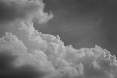 Arka plan parlak mavi gökyüzü bulutlu