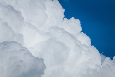 Arka plan parlak mavi gökyüzü bulutlu