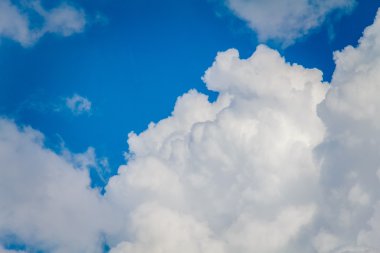 Arka plan parlak mavi gökyüzü bulutlu