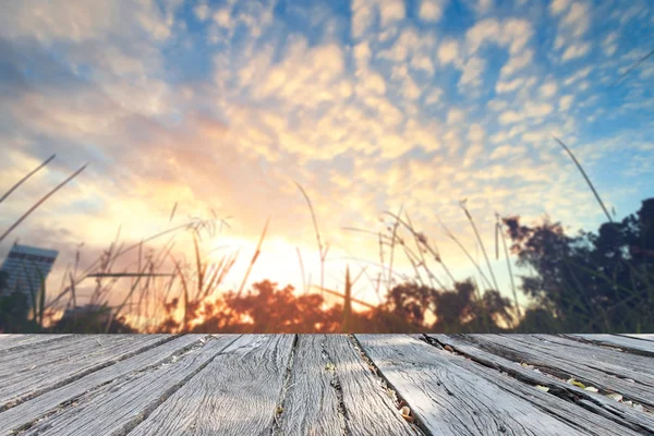 El cielo perfecto con nubes y amanecer en el parque — Foto de Stock