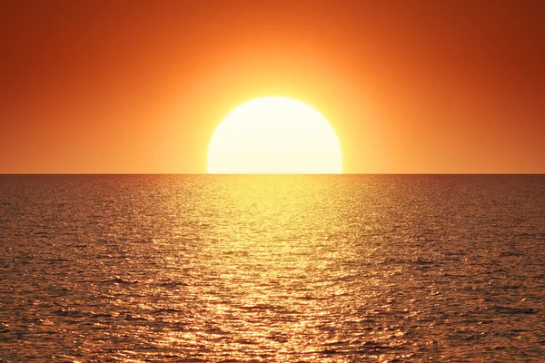 A gyönyörű táj sziluett a tenger és a nap Jogdíjmentes Stock Képek