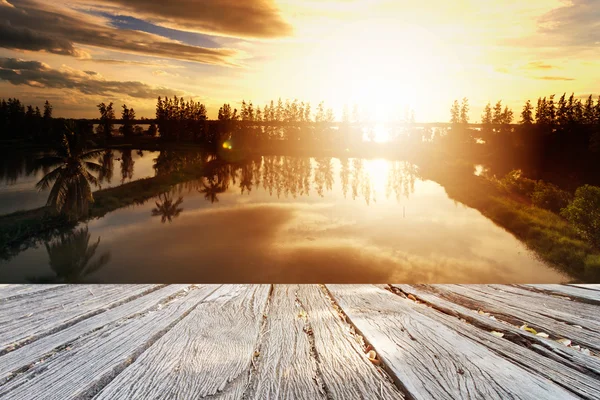 El cielo perfecto con nubes y amanecer en el parque — Foto de Stock