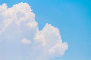 bulutlar ve gökyüzü