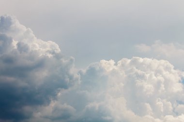 bulutlar ve gökyüzü