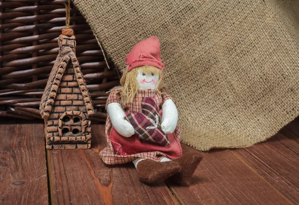 Керамический дом и тряпичные куклы — стоковое фото