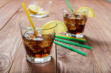 Buz ve limon ile soğutma içki