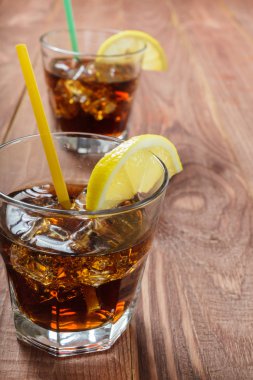 Buz ve limon ile soğutma içki