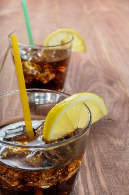 Buz ve limon ile soğutma içki