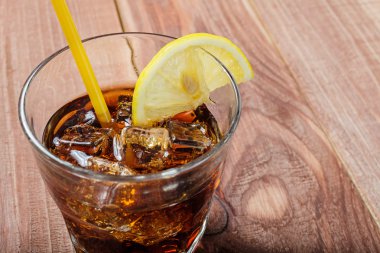 Buz ve limon ile soğutma içki