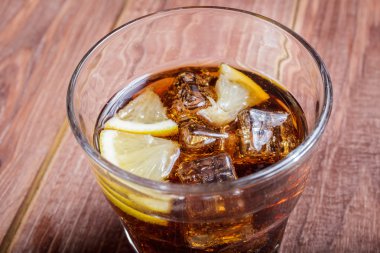 Buz ve limon ile soğutma içki