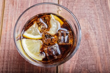 Buz ve limon ile soğutma içki