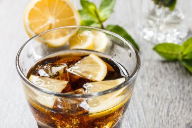 Buz, limon ve nane ile soğutma içki.