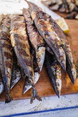 Bir fırın tepsisine taze kızarmış balık