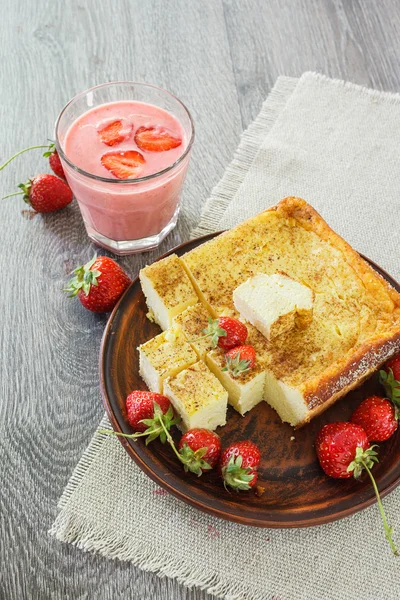 Üveg eper smoothie és sajttorta. — Stock Fotó