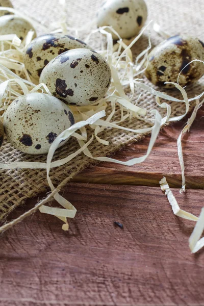 Jaja przepiórcze na drewnianym stole — Zdjęcie stockowe