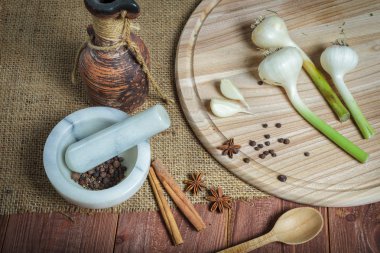 Yemek pişirmek için baharat. Taze sarımsak