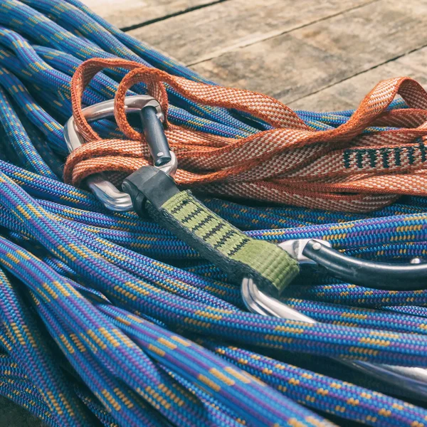 Corda de escalada e equipamento em placas de madeira — Fotografia de Stock