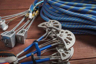 Dağlarda toplanan ekipman.