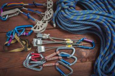 Dağlarda toplanan ekipman.