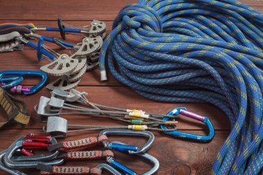 Dağlarda toplanan ekipman.