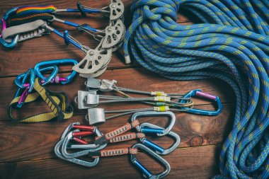 Dağlarda toplanan ekipman.