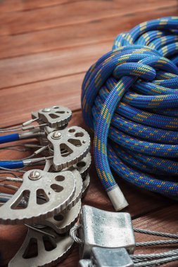 Dağlarda toplanan ekipman.