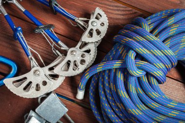 Dağlarda toplanan ekipman.