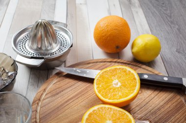 Taze portakal ve limon meyve suyu hazırlama