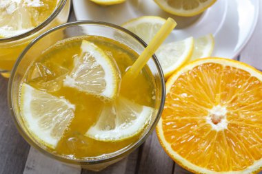 Soğutmalı içki taze limon ve portakal