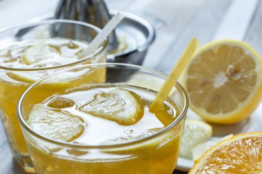 Soğutmalı içki taze limon ve portakal