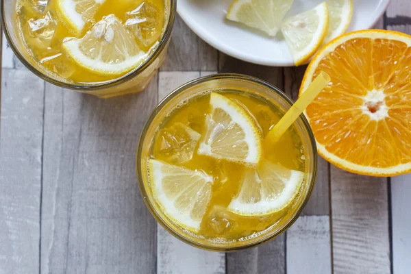 A bebida resfriada com limão e laranja — Fotografia de Stock