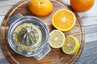 Taze portakal ve limon meyve suyu hazırlama