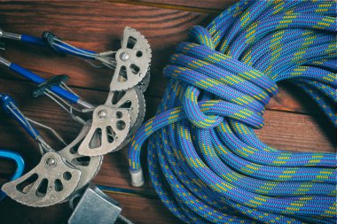 Dağlarda toplanan ekipman.