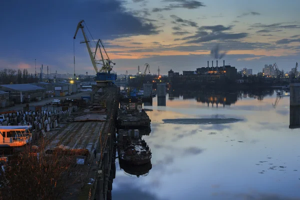 Промислові берегах Дніпра — стокове фото